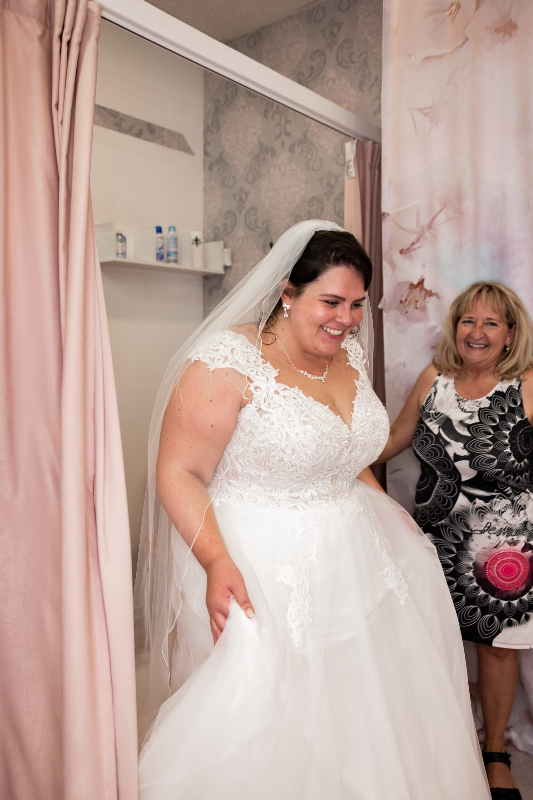 Brautkleidanprobe bei Bianca's Brautmoden, spezialisiert auf Curvybrautmoden für Braut und Bräutigam. Viele Kleider auch für Frauen mit großem Busen und zur standesamtlichen Trauung.