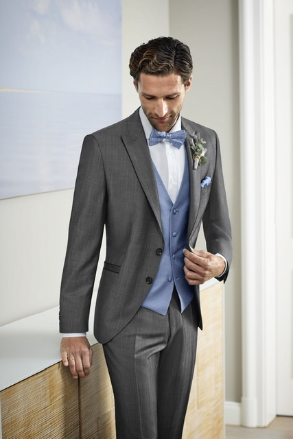 Anzug Herren Wilvorst 2024 grau mit blauer Weste und passender Fliege. Ideal für Bräutigam zur Hochzeit oder auch als eleganter Herrenanzug. Anzug auch in Übergröße online bestellen.