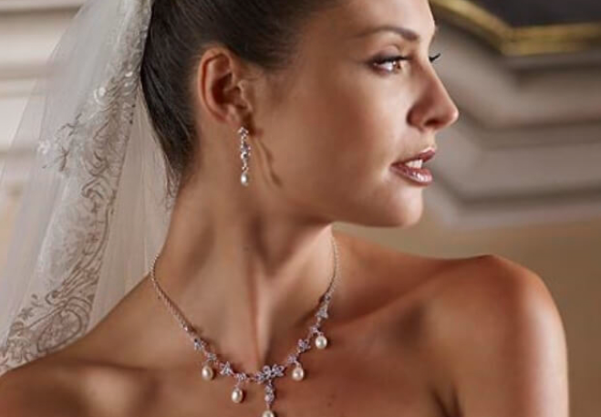 Halskette und Ohrringe für Hochzeit - Accessoires bei Biancas Brautmoden