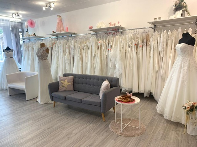 Riesige Auswahl an reduzierten Brautkleidern direkt zum Mitnehmen in unserem Outletbereich von Bianca's Brautmoden in Bad Münster bei Bad Kreuznach