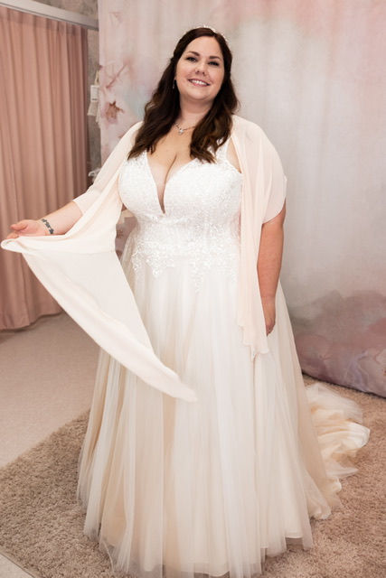 Brautkleid blush in Übergröße von Amelie mit Trägern für die Curvybraut mit großem Busen. Schöner fließender Tüllrock, der das Brautkleid auch zum Standesamt gut traggbar macht.