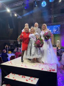 Miss Kurvig Wahl 2022. Biancas Brautmoden war offizieller Sponsor und kleidete die Teilnehmerinnen der Miss Kurvig Wahl ein. Die Siegerin Annika trug ein Kleid auf eigener anfertigung von Bianca Gräff - Biancas Brautmoden.