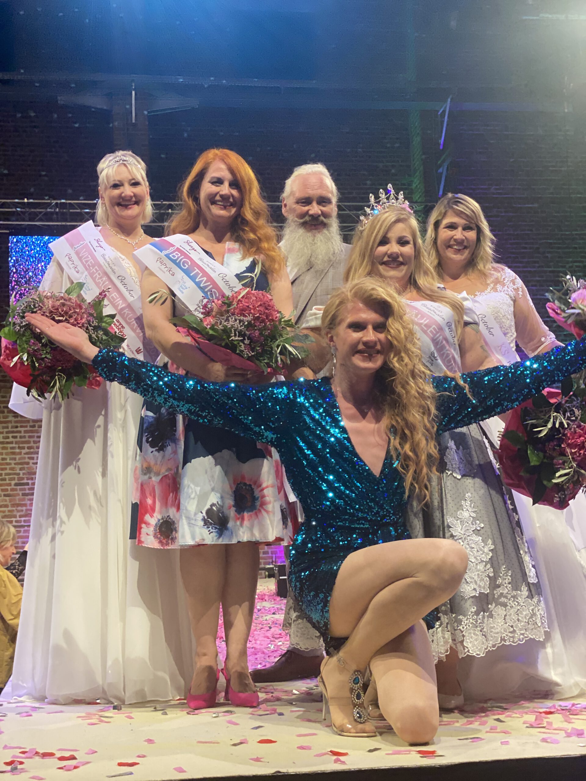 Bei der Krönung der Miss Kurvig Wahl trugen die Sieger Curvybrautmoden von Biancas Brautmoden.