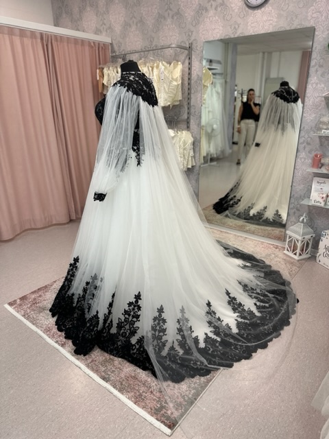 Brautmode schwarz weiß 2024 große Größe. Brautkleider schwarz weiß große Größe. Hochzeitsmode große Größe.