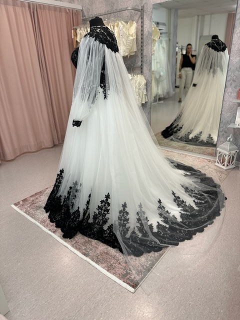 Brautkleid mit Cape in Plussize in schwarz weiß. Hochzeitskleid Gr. 50. Brautkleid für ältere Bräute. Hochzeitskleider für Dicke.