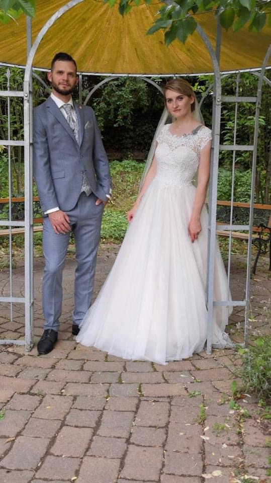 Brautpaar von Biancas Brautmoden eingekleidet. Braut und Bräutigam 2024.