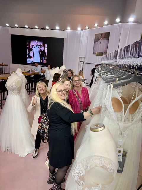 Das Team sucht auf der Modatex in Essen die aktuellsten und neuesten Trends der Brautmode aus. Brautmode Bad Kreuznach zu günstigen Preisen. Brautkleid in der Nähe finden. Brautkleid zwischen Tüll und Tränen finden.