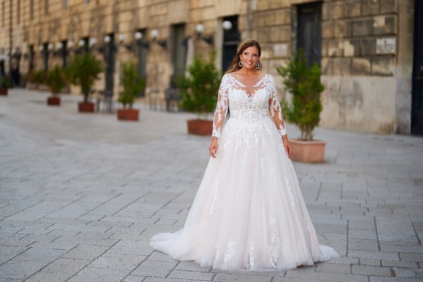 Curvy-Brautmode 2025 -Brautkleid bei Lipödem, Die Top-Trends für Curvy-Brautmode 2025. Brautkleid Curvy mit langen Ärmeln. Das Brautkleid ist von tres chic und aus Tüll und Spitze. Brautkleid Plussize A-Linie, Brautmode Curvy Geschäft, Hochzeitskleid Plussize bad Kreuznach, Mainz, Köln, Frankfurt am Main, Wiesbaden. Brautkleider große Größe. Brautkleid Tüll und Tränen. Die Top Brautkleid-Trends für 2025: Was erwartet dich?