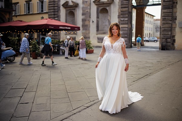 Brautkleid curvy Bianco Evento schlicht zum Standesamt mit Schleier und Glitzergürtel. Brautkleid Plussize. Brautkleid große Größe Bad Kreuznach, Mainz, wiesbaden, Alzey. Hochzeitskleid schlicht große Größe. Brautkleid curvy mit Schleier. Brautkleid Standesamt. Brautkleid freie Trauung.