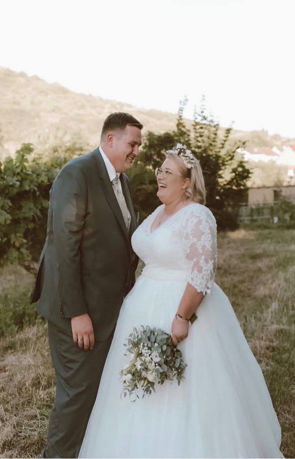 Kleine Curvybraut an ihrer Hochzeit.