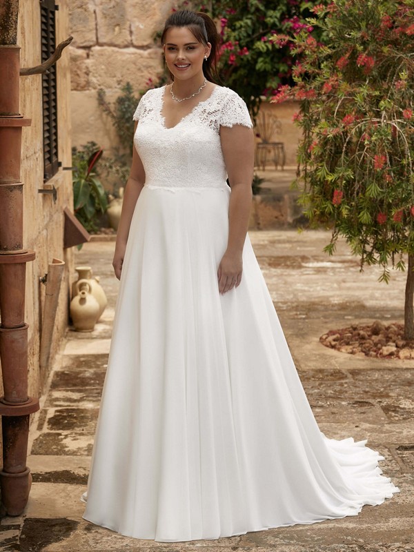 Brautkleid curvy schlicht zum Standesamt mit Schleier und Glitzergürtel. Brautkleid Plussize Bianco Evento mit kleinen Ärmeln. Brautkleid große Größe Bad Kreuznach, Mainz, wiesbaden, Alzey. Hochzeitskleid schlicht große Größe. Brautkleid curvy mit Schleier. Brautkleid Standesamt. Brautkleid freie Trauung.