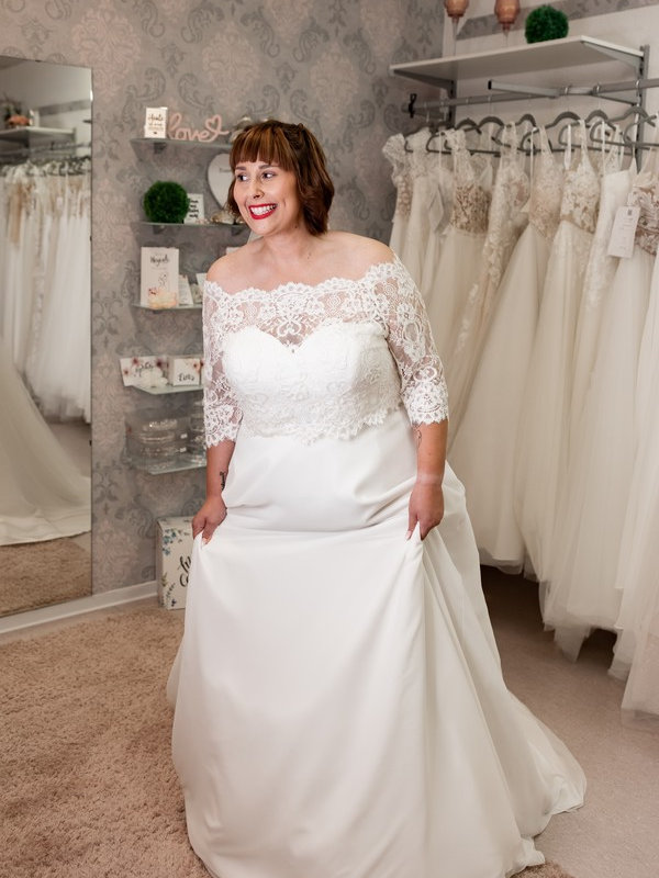 Brautkleid curvy Bianco Evento schlicht zum Standesamt mit Schleier und Glitzergürtel. Brautkleid Plussize. Brautkleid große Größe Bad Kreuznach, Mainz, wiesbaden, Alzey. Hochzeitskleid schlicht große Größe. Brautkleid curvy mit Schleier. Brautkleid Standesamt. Brautkleid freie Trauung.