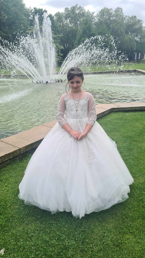 Kommunionkleid mit langen Ärmeln. Italienische Kommunionkleid. Pompöses kommunionkleid wie Prinzessin Mädchen mit weitem Tüllrock, Spitze und Glitzer. Eigene Anfertigung. Maßschneiderei für Kommunionkleider. Italienische Kommunionkleider. Außergewöhnliches Kommunionkleid mit weitem Rock in Bad Kreuznach, Mainz, Frankfurt, Köln, Düsseldorf.