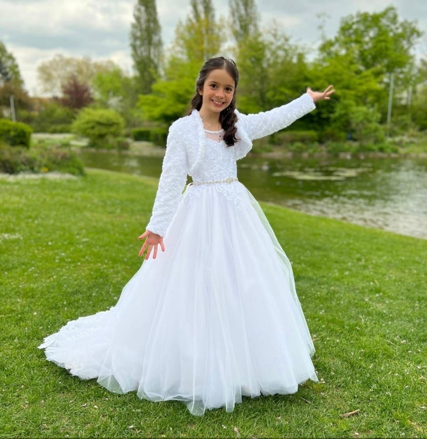 Kommunionkleid mit langen Ärmeln. Italienische Kommunionkleid. Pompöses kommunionkleid wie Prinzessin Mädchen mit weitem Tüllrock, Spitze und Glitzer. Eigene Anfertigung. Maßschneiderei für Kommunionkleider. Italienische Kommunionkleider. Außergewöhnliches Kommunionkleid mit weitem Rock in Bad Kreuznach, Mainz, Frankfurt, Köln, Düsseldorf.