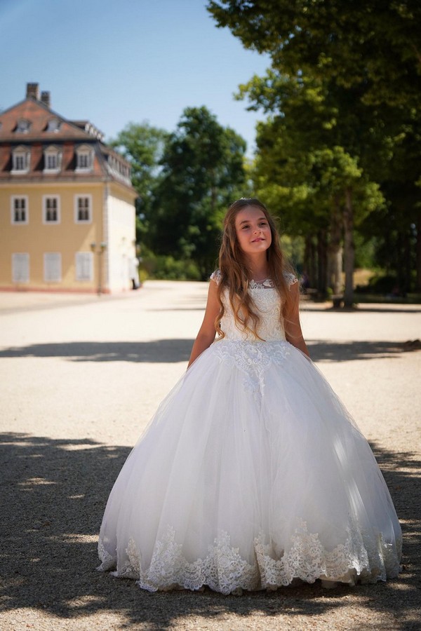 Kommunionkleid mit langen Ärmeln. Italienische Kommunionkleid. Pompöses kommunionkleid wie Prinzessin Mädchen mit weitem Tüllrock, Spitze und Glitzer. Eigene Anfertigung. Maßschneiderei für Kommunionkleider. Italienische Kommunionkleider. Außergewöhnliches Kommunionkleid mit weitem Rock in Bad Kreuznach, Mainz, Frankfurt, Köln, Düsseldorf.