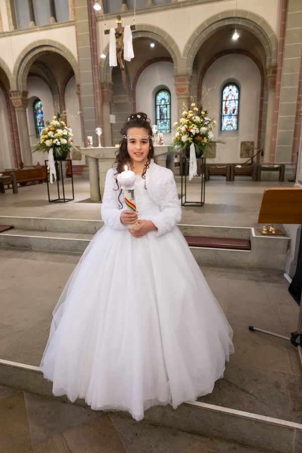 Kommunionkleid mit langen Ärmeln. Italienische Kommunionkleid. Pompöses kommunionkleid wie Prinzessin Mädchen mit weitem Tüllrock, Spitze und Glitzer. Eigene Anfertigung. Maßschneiderei für Kommunionkleider. Italienische Kommunionkleider. Außergewöhnliches Kommunionkleid mit weitem Rock in Bad Kreuznach, Mainz, Frankfurt, Köln, Düsseldorf.