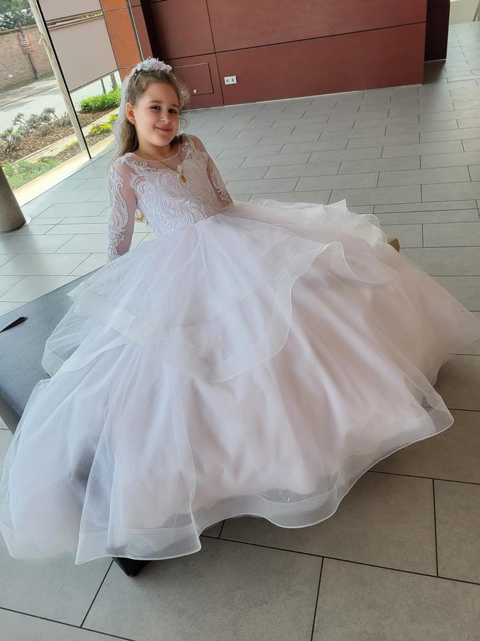 Kommunionkleid mit langen Ärmeln. Italienische Kommunionkleid. Pompöses kommunionkleid wie Prinzessin Mädchen mit weitem Tüllrock, Spitze und Glitzer. Eigene Anfertigung. Maßschneiderei für Kommunionkleider. Italienische Kommunionkleider. Außergewöhnliches Kommunionkleid mit weitem Rock in Bad Kreuznach, Mainz, Frankfurt, Köln, Düsseldorf.