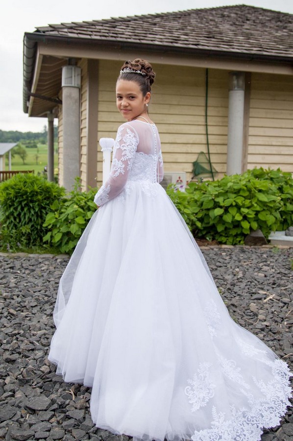 Kommunionkleid mit langen Ärmeln. Italienische Kommunionkleid. Pompöses kommunionkleid wie Prinzessin Mädchen mit weitem Tüllrock, Spitze und Glitzer. Eigene Anfertigung. Maßschneiderei für Kommunionkleider