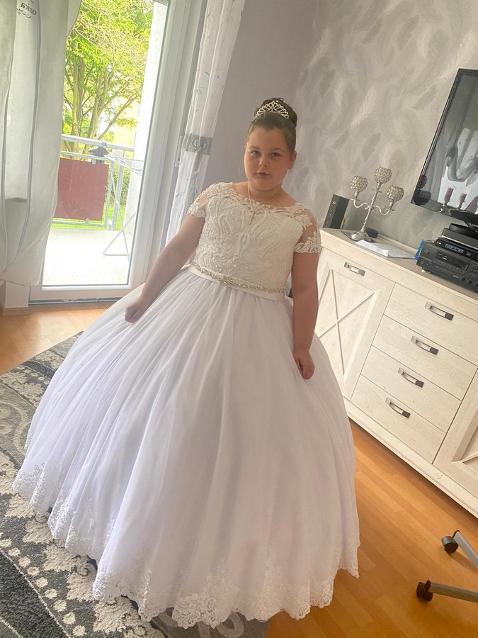 Kommunionkleid mit langen Ärmeln. Italienische Kommunionkleid. Pompöses kommunionkleid große Größe für molliges Mädchen wie Prinzessin Mädchen mit weitem Tüllrock, Spitze und Glitzer. Eigene Anfertigung. Maßschneiderei für Kommunionkleider. Italienische Kommunionkleider. Außergewöhnliches Kommunionkleid mit weitem Rock in Bad Kreuznach, Mainz, Frankfurt, Köln, Düsseldorf.