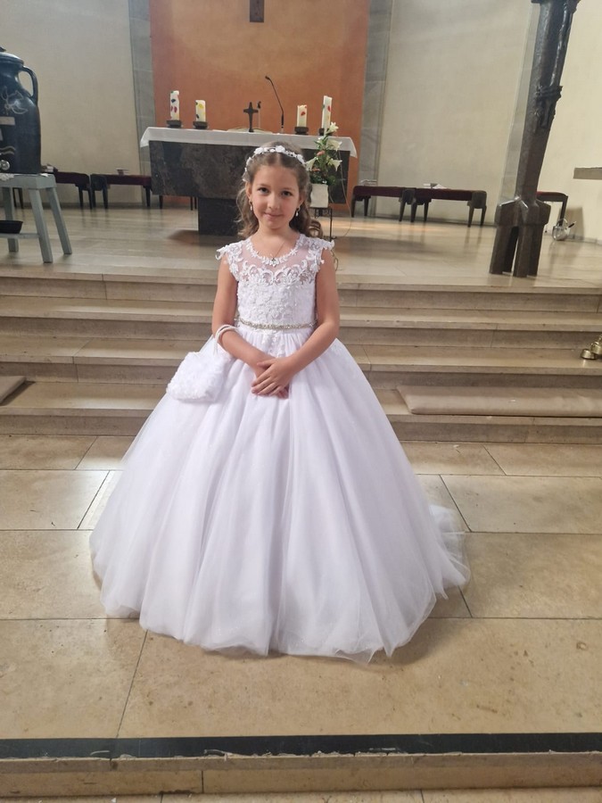 Kommunionkleid mit langen Ärmeln. Italienische Kommunionkleid. Pompöses kommunionkleid wie Prinzessin Mädchen mit weitem Tüllrock, Spitze und Glitzer. Eigene Anfertigung. Maßschneiderei für Kommunionkleider. Italienische Kommunionkleider. Außergewöhnliches Kommunionkleid mit weitem Rock in Bad Kreuznach, Mainz, Frankfurt, Köln, Düsseldorf.