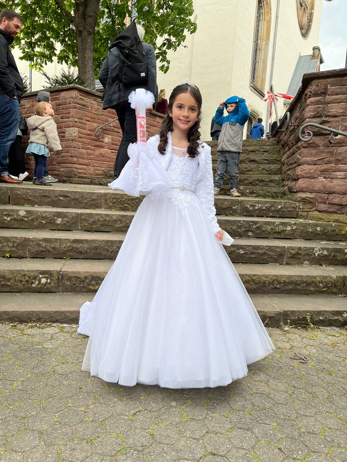 Kommunionkleid mit langen Ärmeln. Italienische Kommunionkleid. Pompöses kommunionkleid wie Prinzessin Mädchen mit weitem Tüllrock, Spitze und Glitzer. Eigene Anfertigung. Maßschneiderei für Kommunionkleider