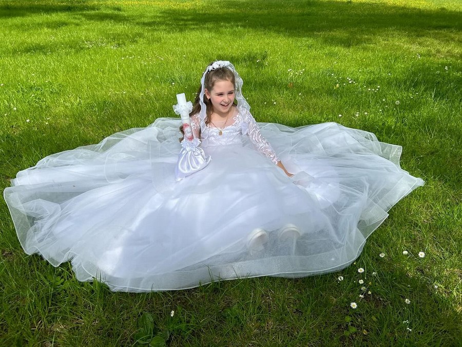 Kommunionkleid mit langen Ärmeln. Italienische Kommunionkleid. Pompöses kommunionkleid wie Prinzessin Mädchen mit weitem Tüllrock, Spitze und Glitzer. Eigene Anfertigung. Maßschneiderei für Kommunionkleider