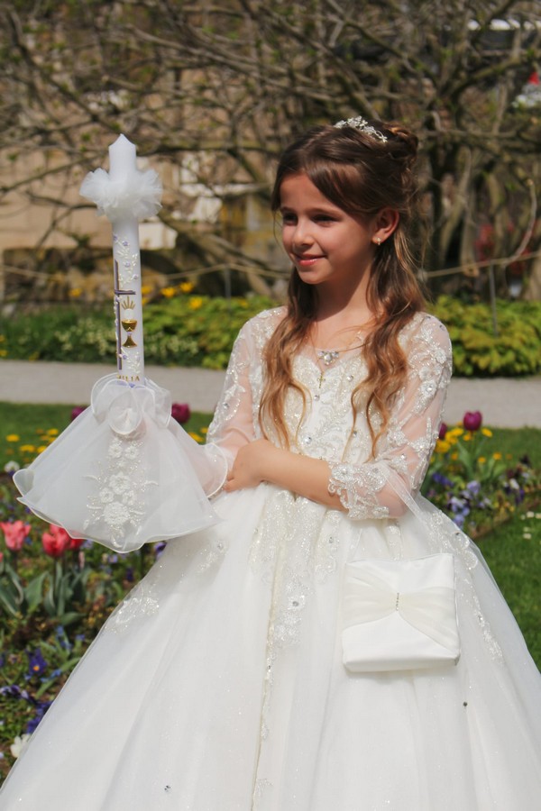 Kommunionkleid mit langen Ärmeln. Italienische Kommunionkleid. Pompöses kommunionkleid wie Prinzessin Mädchen mit weitem Tüllrock, Spitze und Glitzer. Eigene Anfertigung. Maßschneiderei für Kommunionkleider. Italienische Kommunionkleider. Außergewöhnliches Kommunionkleid mit weitem Rock in Bad Kreuznach, Mainz, Frankfurt, Köln, Düsseldorf.