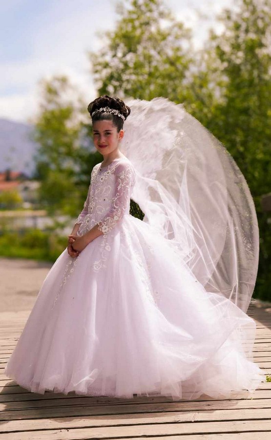 Kommunionkleid mit langen Ärmeln. Italienische Kommunionkleid. Pompöses kommunionkleid wie Prinzessin Mädchen mit weitem Tüllrock, Spitze und Glitzer. Eigene Anfertigung. Maßschneiderei für Kommunionkleider. Italienische Kommunionkleider. Außergewöhnliches Kommunionkleid mit weitem Rock in Bad Kreuznach, Mainz, Frankfurt, Köln, Düsseldorf.