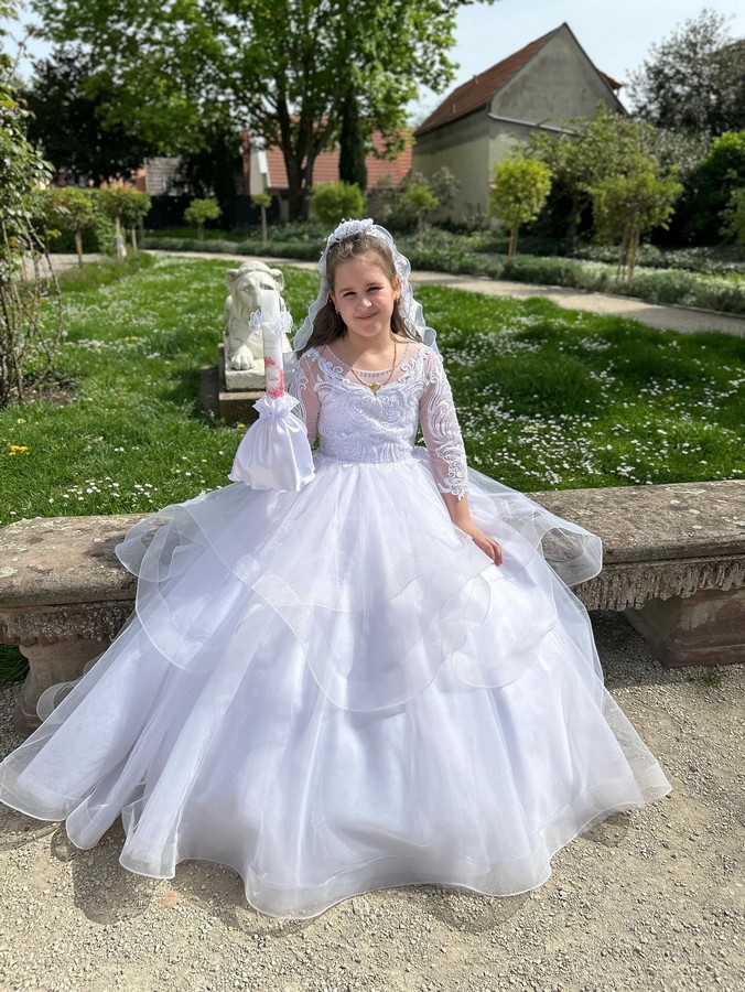 Kommunionkleid mit langen Ärmeln. Italienische Kommunionkleid. Pompöses kommunionkleid wie Prinzessin Mädchen mit weitem Tüllrock, Spitze und Glitzer. Eigene Anfertigung. Maßschneiderei für Kommunionkleider. Italienische Kommunionkleider. Außergewöhnliches Kommunionkleid mit weitem Rock in Bad Kreuznach, Mainz, Frankfurt, Köln, Düsseldorf.