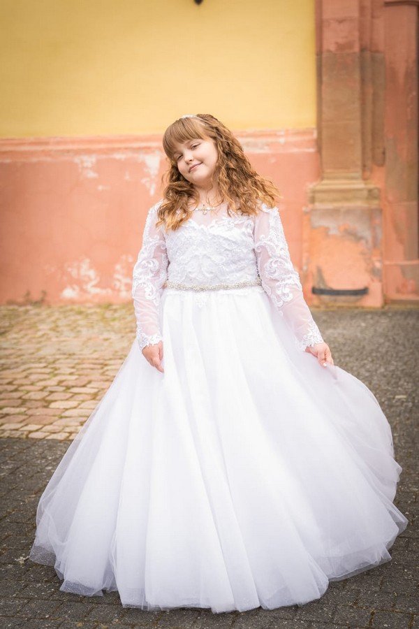 Kommunionkleid mit langen Ärmeln. Italienische Kommunionkleid. Pompöses kommunionkleid wie Prinzessin Mädchen mit weitem Tüllrock, Spitze und Glitzer. Eigene Anfertigung. Maßschneiderei für Kommunionkleider. Italienische Kommunionkleider. Außergewöhnliches Kommunionkleid mit weitem Rock in Bad Kreuznach, Mainz, Frankfurt, Köln, Düsseldorf. Kommunionkleid für molliges Mädchen. Kommunionkleid für kräftiges Mädchen.