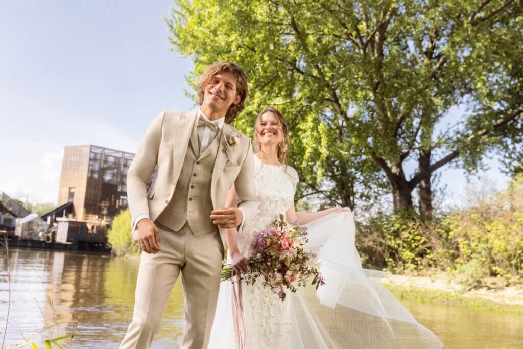 Boho Wedding. Tips für den Bräutigam. Bräutigam in hellem Anzug mit Weste und Fliege. Anzug Herren hell beige für Bräutigam als Hochzeitsanzug. Anzug Herren von Tziacco Royal mit Stehkragen. Anzug Herren mit Weste zur Strandhochzeit bei Biancas Brautmoden in Bad Kreuznach, Mainz, Koblenz, Kaiserslautern und in der Nähe Köln kaufen. Anzüge hell Bräutigam. Anders besonders. Sommeranzug zur Hochzeit. Anzug Herren hell beige für Bräutigam als Hochzeitsanzug. Anzug Herren von Tziacco Royal mit Stehkragen. Anzug Herren mit Weste zur Strandhochzeit bei Biancas Brautmoden in Bad Kreuznach, Mainz, Koblenz, Kaiserslautern und in der Nähe Köln kaufen. Anzüge hell Bräutigam. Anders besonders. Sommeranzug zur Hochzeit. Anzug Herren hell beige für Bräutigam als Hochzeitsanzug. Anzug Herren von Tziacco Royal mit Stehkragen. Anzug Herren mit Weste zur Strandhochzeit bei Biancas Brautmoden in Bad Kreuznach, Mainz, Koblenz, Kaiserslautern und in der Nähe Köln kaufen. Anzüge hell Bräutigam. Anders besonders. Sommeranzug zur Hochzeit.