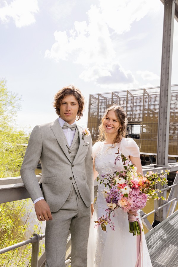 Boho Wedding. Bräutigam in hellem Anzug mit Weste und Fliege. Anzug Herren hell beige/grau für Bräutigam als Hochzeitsanzug. Anzug Herren von Tziacco Royal mit Stehkragen. Anzug Herren mit Weste zur Strandhochzeit bei Biancas Brautmoden in Bad Kreuznach, Mainz, Koblenz, Kaiserslautern und in der Nähe Köln kaufen. Anzüge hell Bräutigam. Anders besonders. Sommeranzug zur Hochzeit. Anzug Herren hell beige für Bräutigam als Hochzeitsanzug. Anzug Herren von Tziacco Royal mit Stehkragen. Anzug Herren mit Weste zur Strandhochzeit bei Biancas Brautmoden in Bad Kreuznach, Mainz, Koblenz, Kaiserslautern und in der Nähe Köln kaufen. Anzüge hell Bräutigam. Anders besonders. Sommeranzug zur Hochzeit. Anzug Herren hell beige für Bräutigam als Hochzeitsanzug. Anzug Herren von Tziacco Royal mit Stehkragen. Anzug Herren mit Weste zur Strandhochzeit bei Biancas Brautmoden in Bad Kreuznach, Mainz, Koblenz, Kaiserslautern und in der Nähe Köln kaufen. Anzüge hell Bräutigam. Anders besonders. Sommeranzug zur Hochzeit.