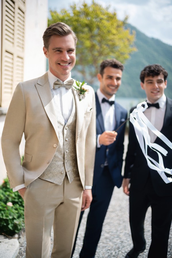 anzug beige herren mit weste und fliege. anzuüge herren bräutigam. anzüge hochzeit. Anzug Herren Wilvorst helles grün, Salbei, Grünton. Anzug grün mit Weste zur Hochzeit. Anzug Männer Hochzeit. Anzüge Bad Kreuznach.anzug Herren hochzeit. Anzug herren karlsruhe. anzüge herren in der nähe kaufen. hochzeitsanzüge. anzug große größen. Anzug herren mit west. anzug herren standesamt. anzug mit sneakern.