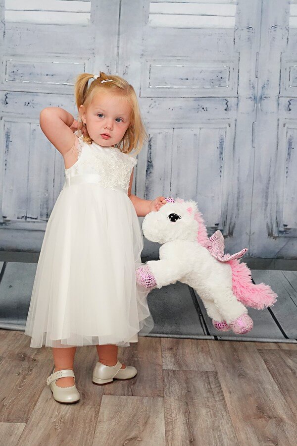 Taufkleid für Mädchen. Festliches Kleid für Mädchen zur Taufe oder Hochzeit. Taufmode in Bad Kreuznach, Mainz, Wiesbaden, Alzey, Kaiserslautern, Frankfurt. Festliche Kindermode für Mädchen. Tüllkleid für Mädchen. Pompöses Taufkleid.