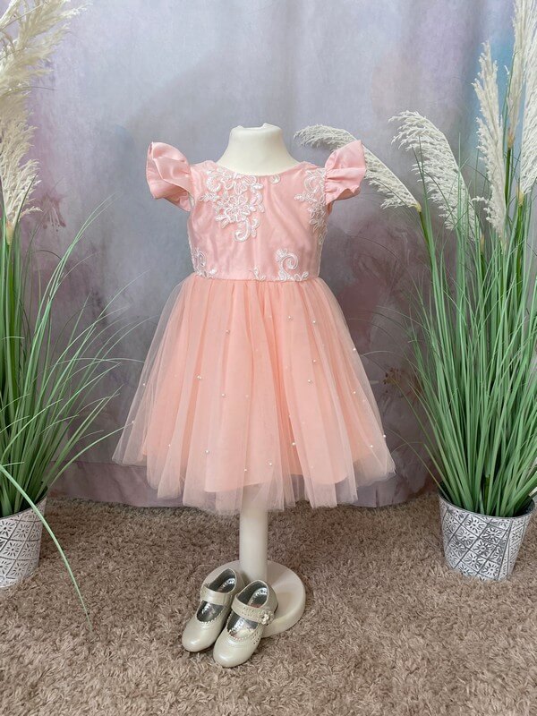 Taufkleid für Mädchen. Festliches Kleid für Mädchen zur Taufe oder Hochzeit. Taufmode in Bad Kreuznach, Mainz, Wiesbaden, Alzey, Kaiserslautern, Frankfurt. Festliche Kindermode für Mädchen. Tüllkleid für Mädchen. Pompöses Taufkleid.