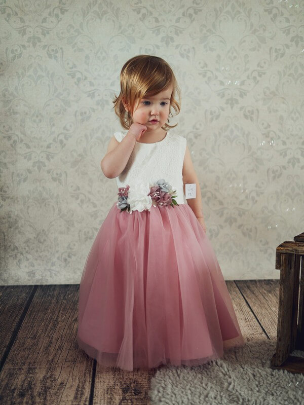 Taufkleid für Mädchen. Festliches Kleid für Mädchen zur Taufe oder Hochzeit. Taufmode in Bad Kreuznach, Mainz, Wiesbaden, Alzey, Kaiserslautern, Frankfurt. Festliche Kindermode für Mädchen. Tüllkleid für Mädchen. Pompöses Taufkleid.