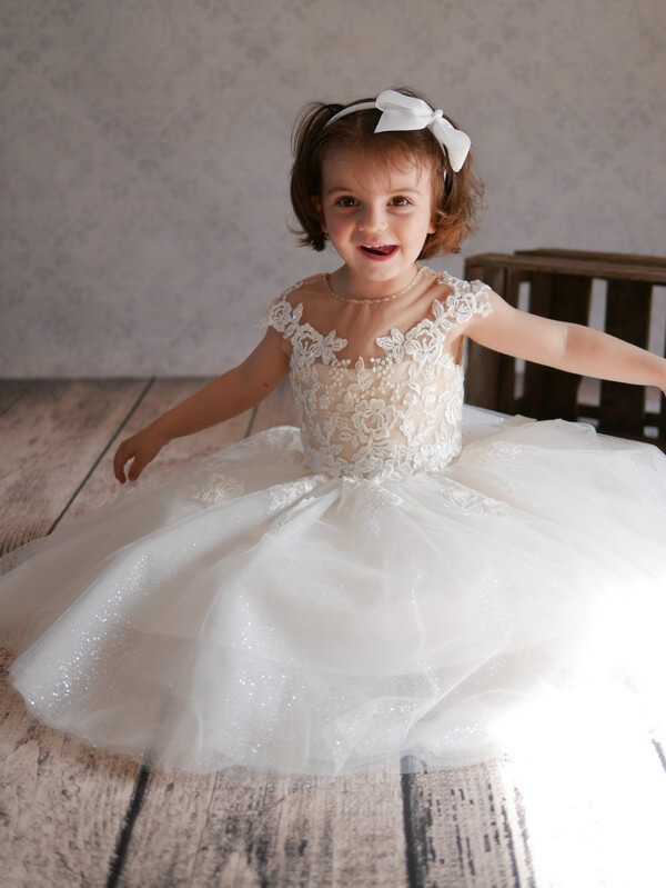 Taufkleid für Mädchen. Festliches Kleid für Mädchen zur Taufe oder Hochzeit. Taufmode in Bad Kreuznach, Mainz, Wiesbaden, Alzey, Kaiserslautern, Frankfurt. Festliche Kindermode für Mädchen. Tüllkleid für Mädchen. Pompöses Taufkleid.