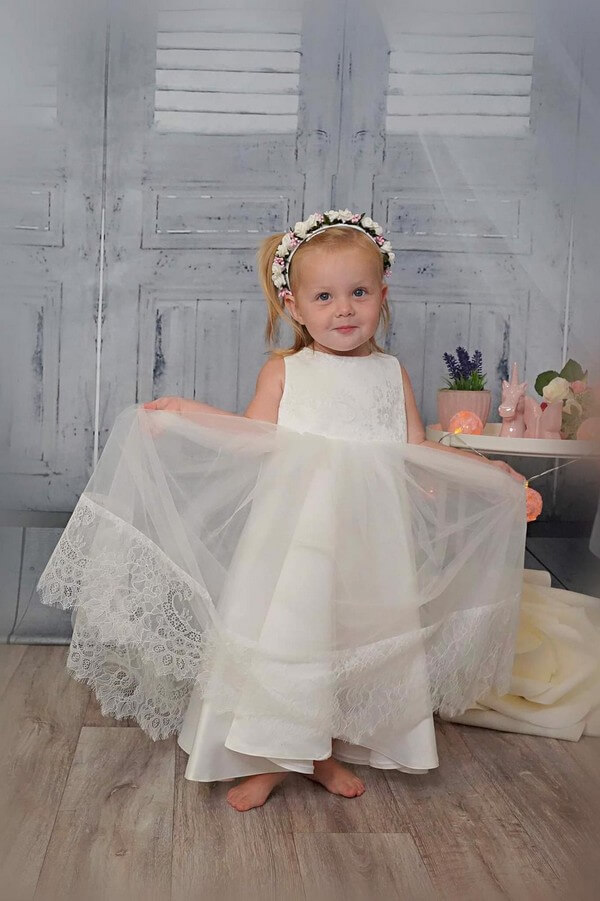 Taufkleid für Mädchen. Festliches Kleid für Mädchen zur Taufe oder Hochzeit. Taufmode in Bad Kreuznach, Mainz, Wiesbaden, Alzey, Kaiserslautern, Frankfurt. Festliche Kindermode für Mädchen. Tüllkleid für Mädchen. Pompöses Taufkleid.