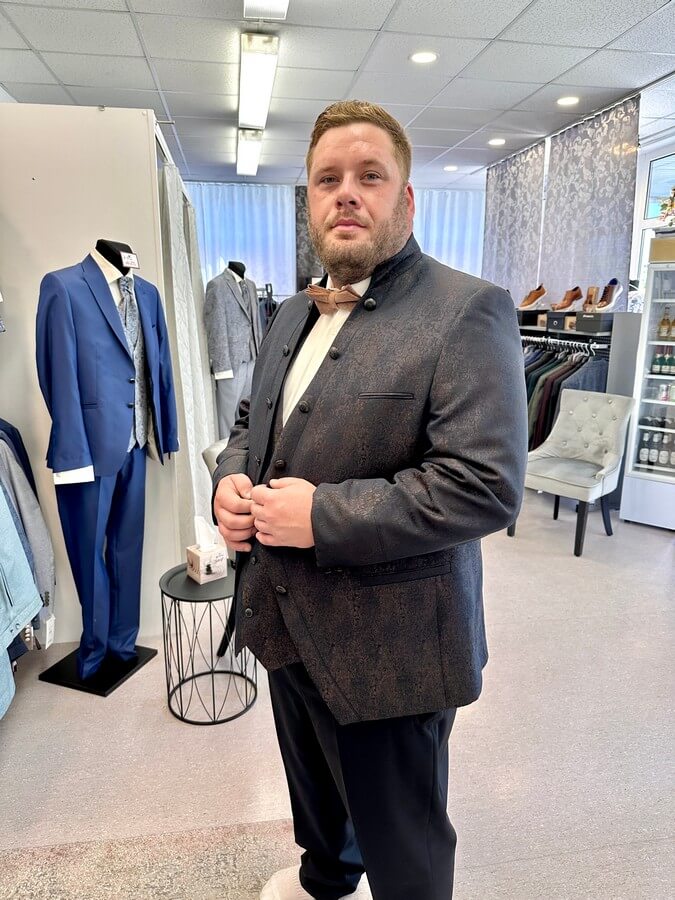 a man in a suit Maximale Eleganz für Männer mit Übergröße