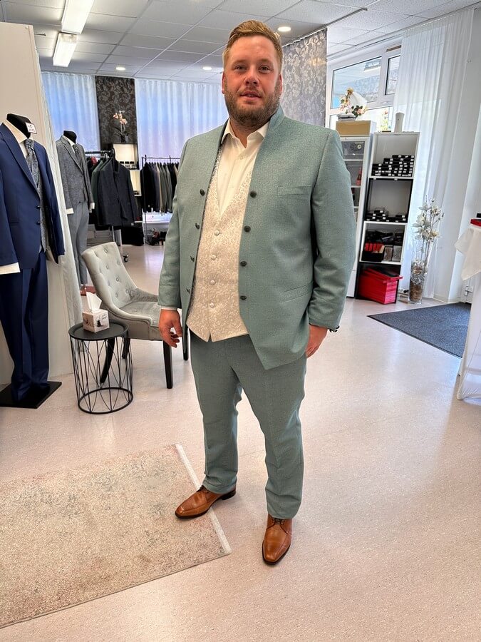 a man in a suit . Die perfekten Schuhe zum Hochzeitsanzug. Die Weste als Highlight für den Bräutigam-Look