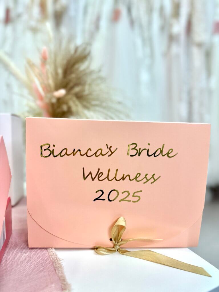 Tolle Aktion bei Biancas Brautmoden in Bad Kreuznach. Jede Braut erhält beim Kauf ihres Brautkleides eine besondere Geschenkbox. Wähle zwischen Notfallbox, Wellnessbox oder Surprise. Biancas Brautmoden bietet Bräuten ein ganz besonderes Kauferlebnis. Brautkleider Bad Kreuznach, in der Nähe kaufen.