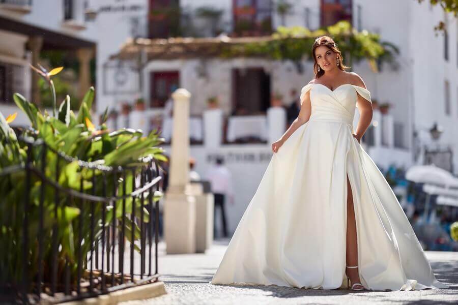 Curvybrautkleid Satin mit Schlitz