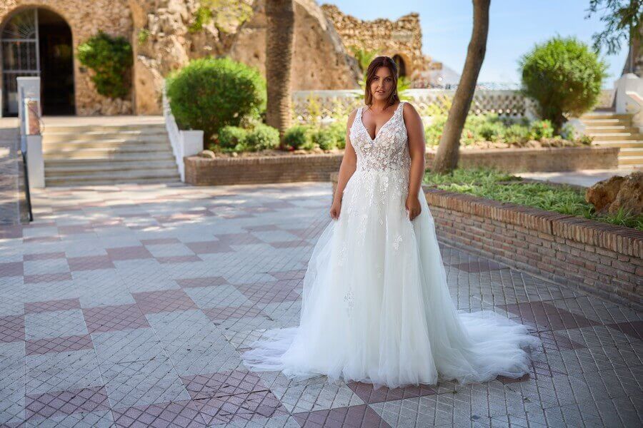 Curvybrautkleid mit 3D-Spitze von Tres Chic 2026