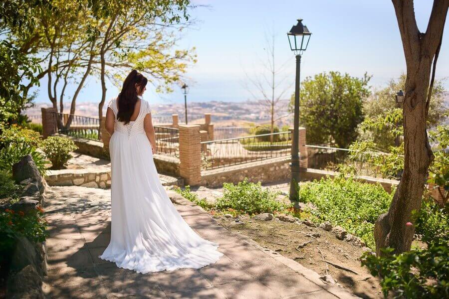 Schlichtes Brautkleid große Größe hinten