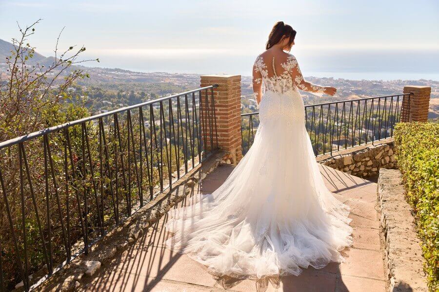 Curvybrautkleid mit tollem Rücken