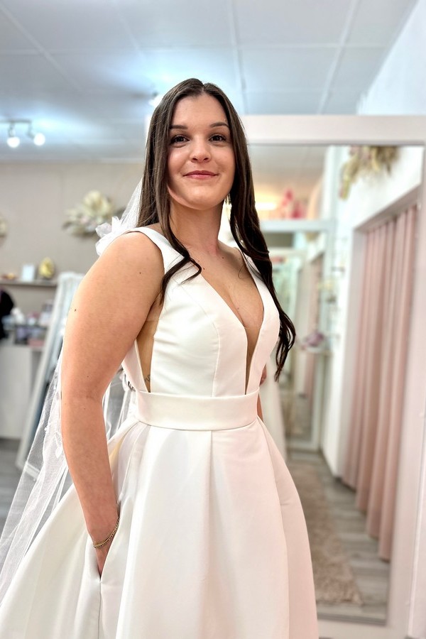 Cleanes Brautkleid mit breiten Trägern