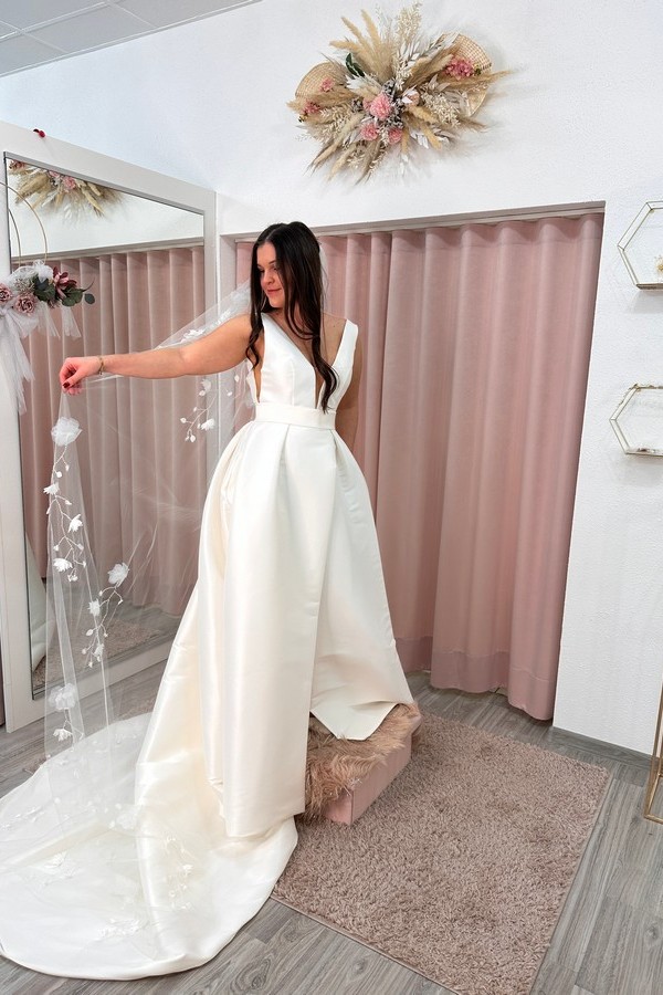 Cleanes Brautkleid mit Schlitz