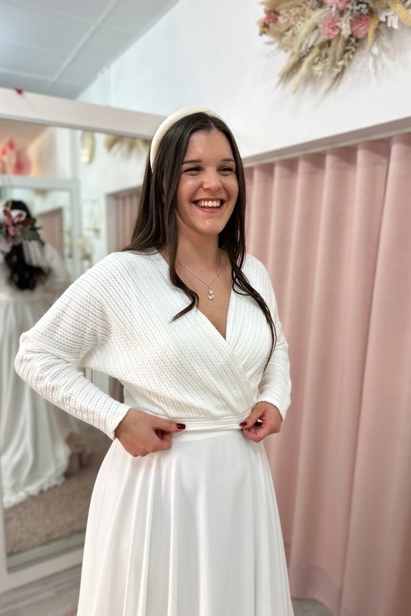 Brautkleid clean von Bianco Evento mit Brautpullover