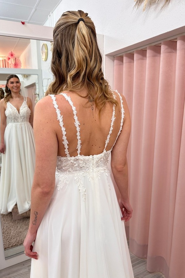 Brautkleid mit schmalen Trägern.