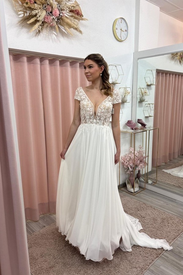 Brautkleid von Bianco Evento mit kleinen Ärmeln.
